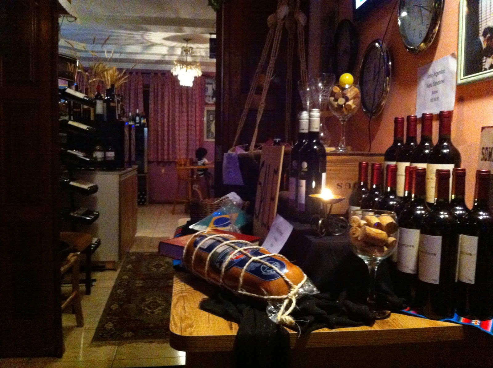 Mesa de vinhos na entrada do restaurante