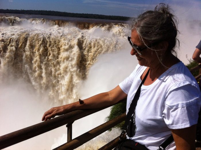 Garganta del Diablo ao fundo. Observe a borboleta pousada no braço da minha mãe: lá tem muitas dessas peo caminho