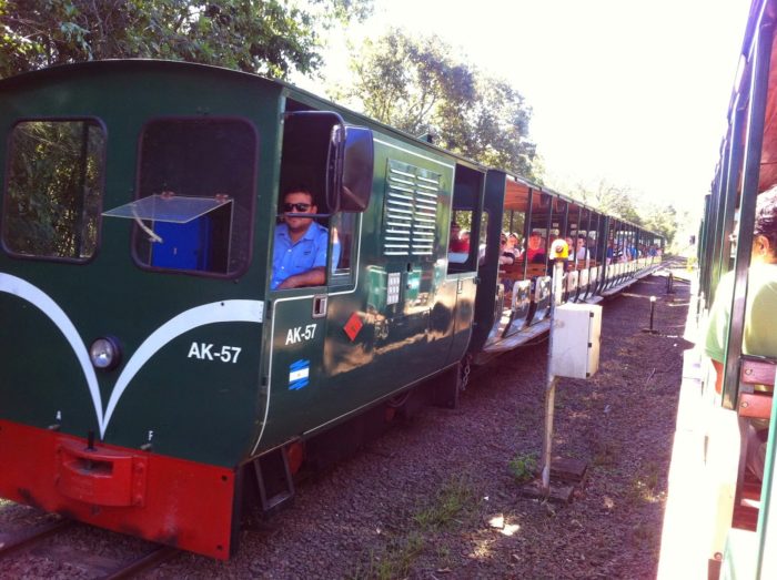 Trenzinho que faz o transporte até o inicio da trilha para a Trenzinho que faz o transporte até o inicio da trilha para a Garganta del Diablo