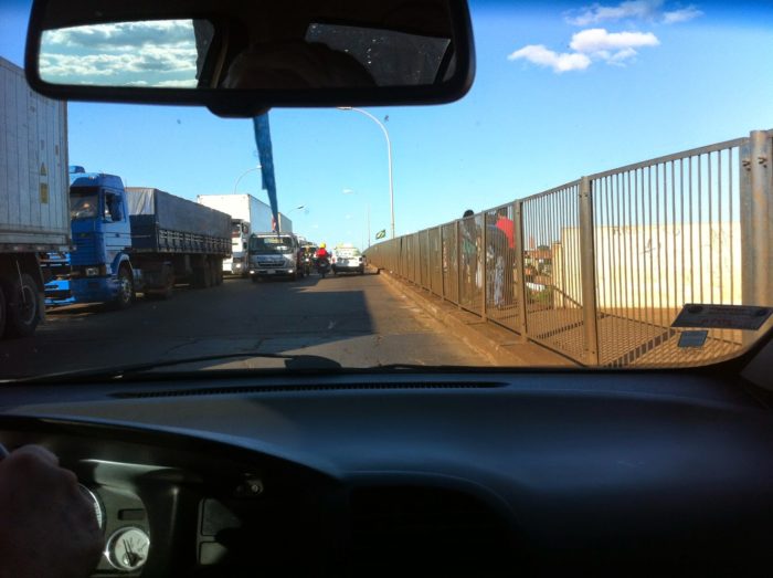 Passando pela Ponte da Amizade