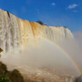 Um pouco do lado brasileiro das cataratas visto de baixo