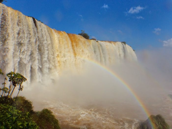 Um pouco do lado brasileiro das cataratas visto de baixo