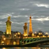 As luzes de Paris no cair da noite, observadas quando fiz o passeio de Bateau Mouche (créditos: Carolina Kelesoglu)