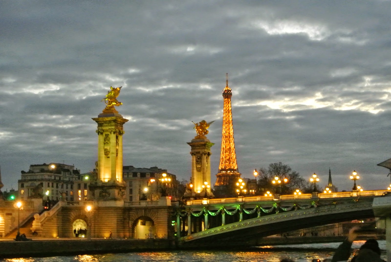 As luzes de Paris no cair da noite, observadas quando fiz o passeio de Bateau Mouche (créditos: Carolina Kelesoglu)