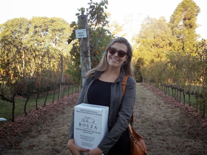 Eu saindo toda satisfeita da Bodega Bouza em 2013 com minha caixa de vinhos