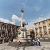 Piazza Duomo e o elefante de pedra vulcânica, símbolo da Catania