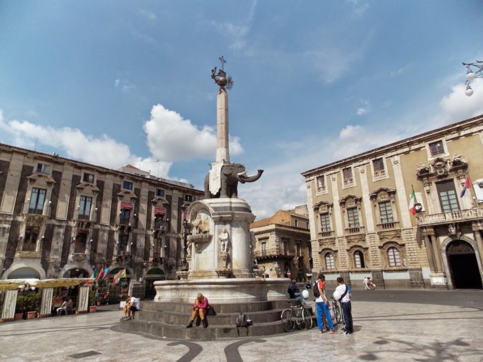 Piazza Duomo e o elefante de pedra vulcânica, símbolo da Catania