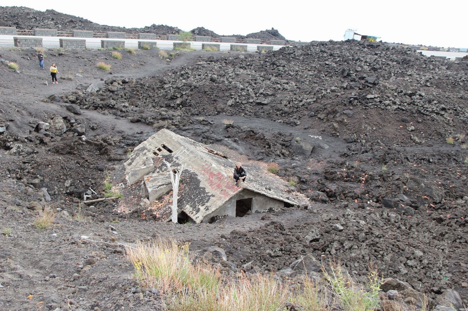 Casa próxima a estrada soterrada pela lava vulcânica