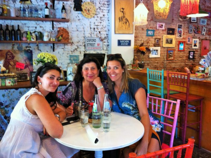 Mari, tia Rosina e eu em uma paradinha para o café em Palermo Soho