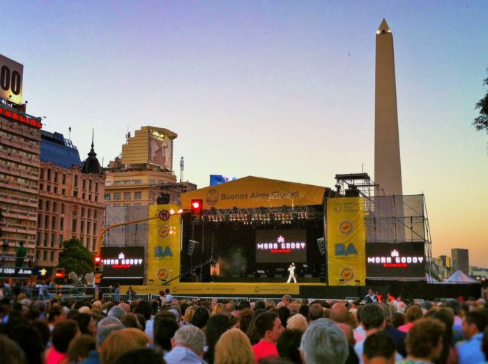   Palco montado proximo ao Obelisco para a apresentação de Mora Godoy