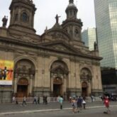 No canto direito inferior da foto, de camisa vermelha, estão os 2 guias do Free Tour Santiago. Este é o ponto de encontro: em frente a Catedral