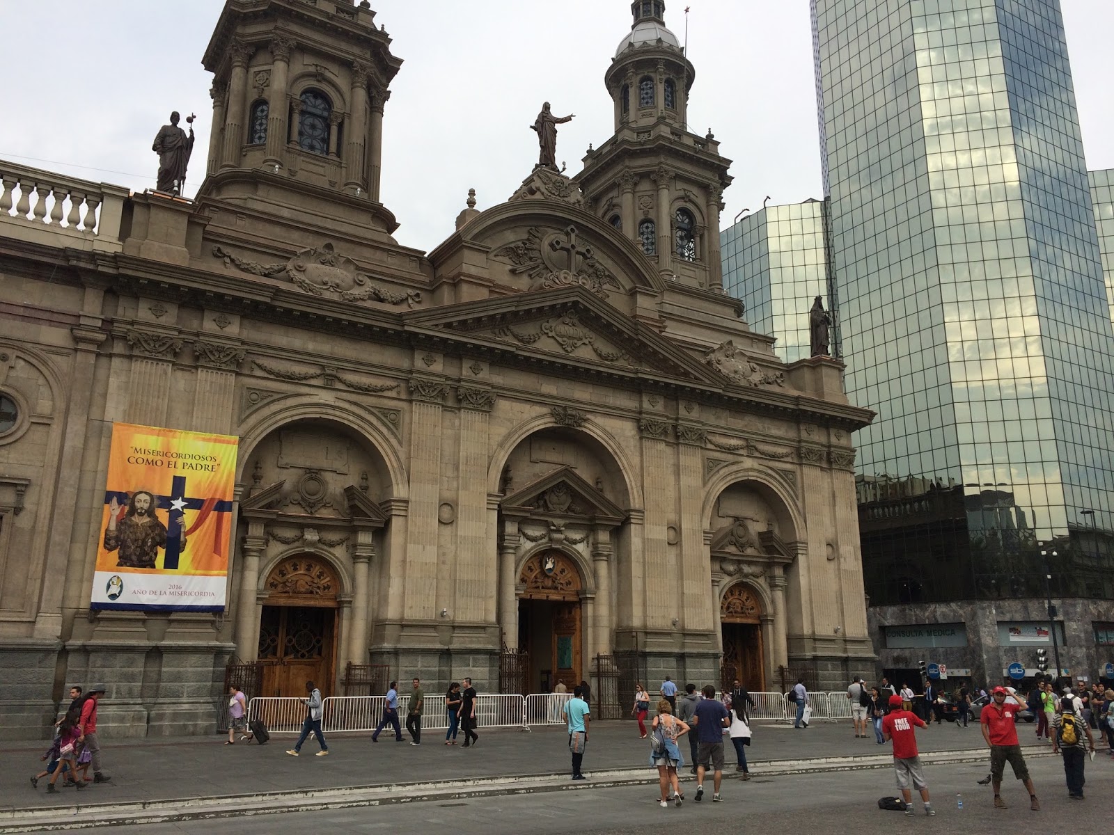 No canto direito inferior da foto, de camisa vermelha, estão os 2 guias do Free Tour Santiago. Este é o ponto de encontro: em frente a Catedral