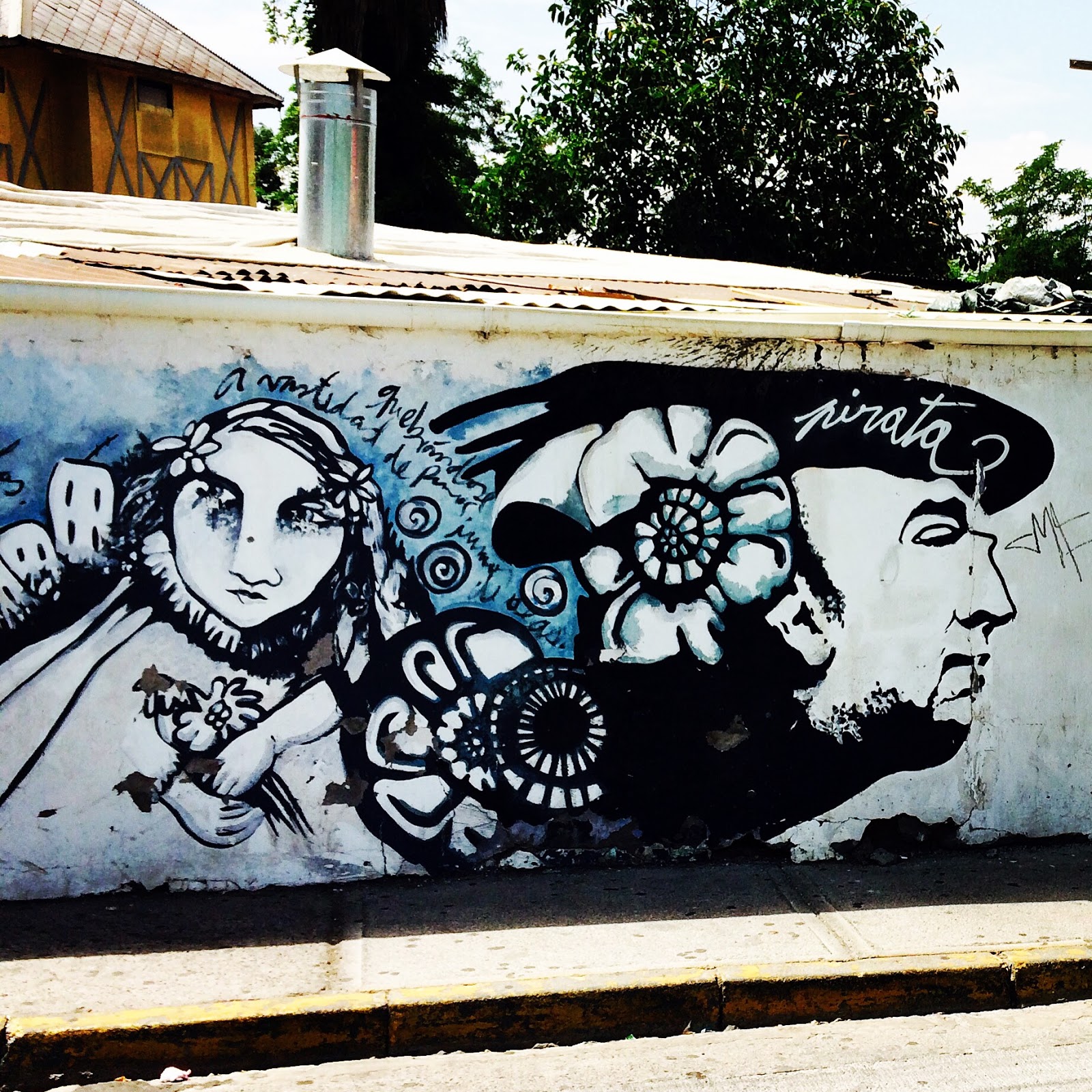 Muro próximo a La Chascona com grafite em homenagem ao poeta Neruda