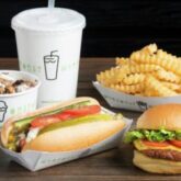 Sanduiches, bebida e batata-frita do Shake Shack