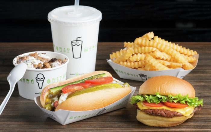 Sanduiches, bebida e batata-frita do Shake Shack