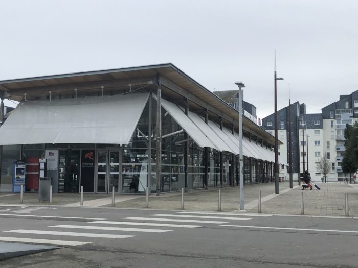 Estação de Saint-Malo em frente ao Gare (estação de trem)