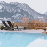 Piscina externa aquecida com vista para os castelos