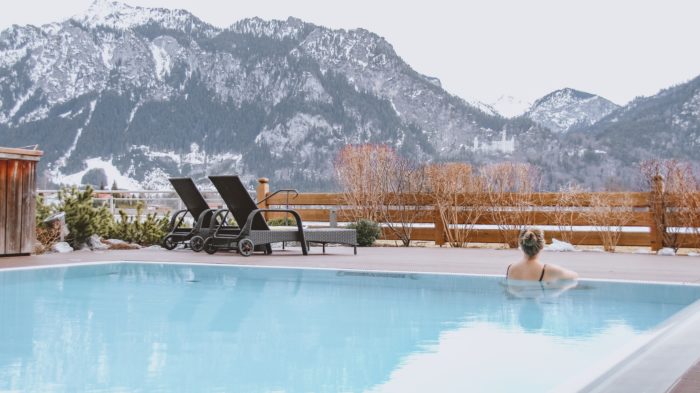 Piscina externa aquecida com vista para os castelos