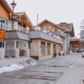 Entrada do hotel ainda com resquícios de neve