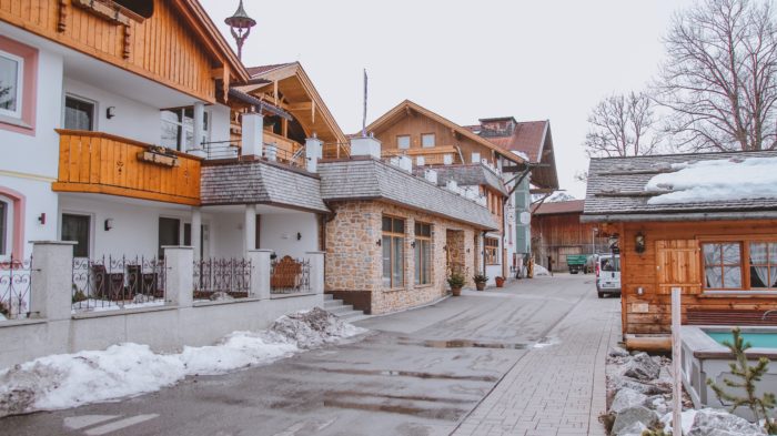 Entrada do hotel ainda com resquícios de neve